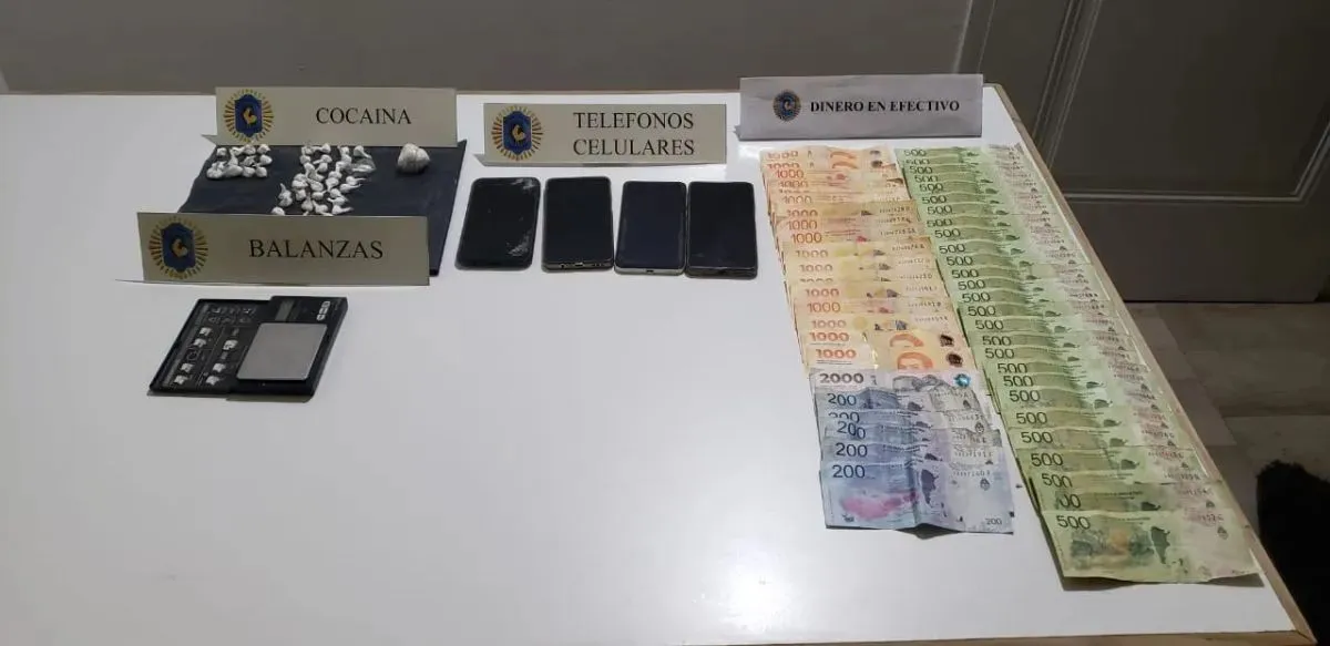 Parte de los elementos secuestrados en el allanamiento de Cervantes: coca&iacute;na fraccionada, balanzas de precisi&oacute;n, tel&eacute;fonos celulares y una importante suma de dinero en efectivo. Foto: Polic&iacute;a Federal Argentina.