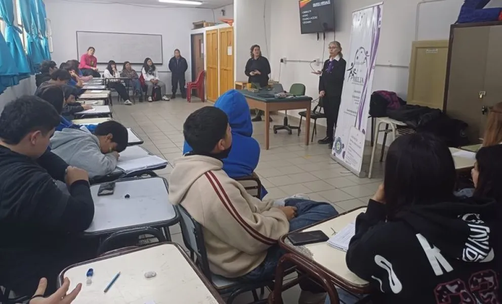 La charla fue con alumnos de la ESRN N° 70. (Foto gentileza)