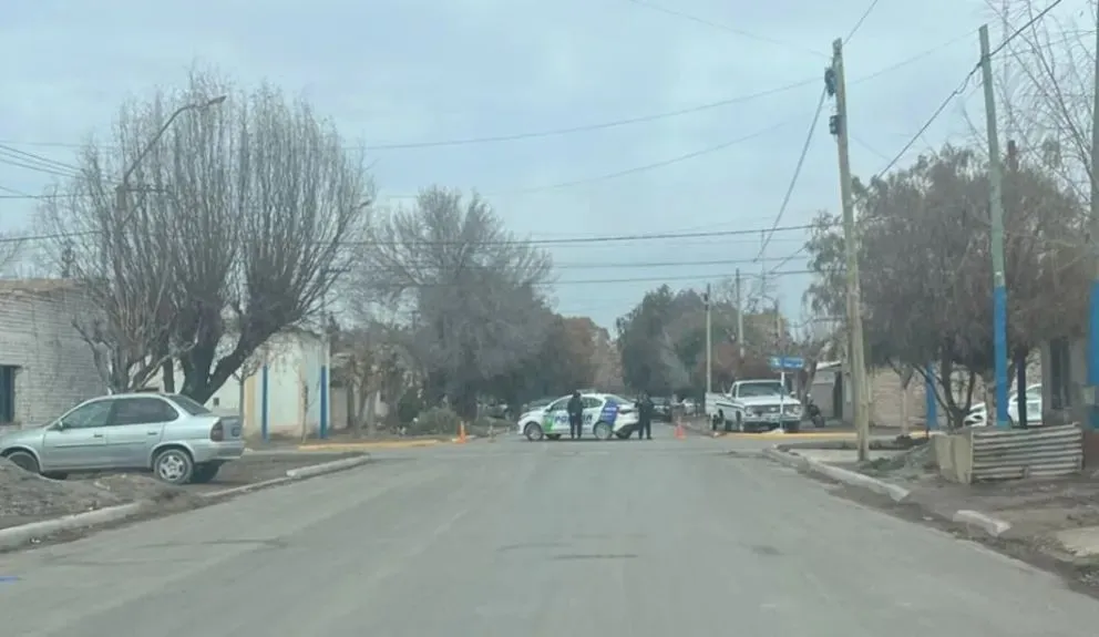 Hay impactos en las paredes, un portón y un auto. Foto: ANRoca