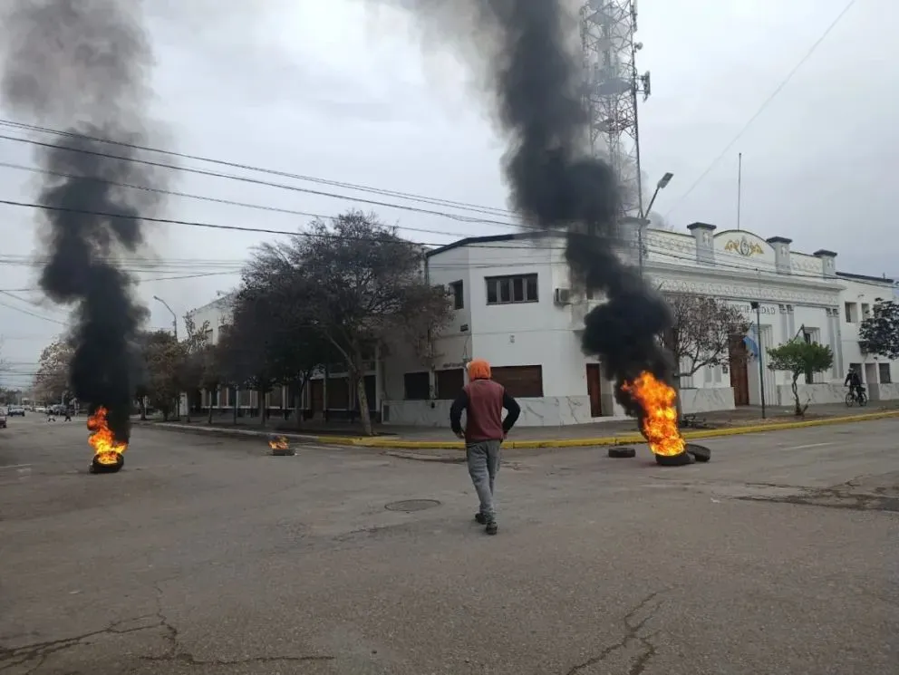 Las calles de los alrededores del edificio municipal están cortadas por un pequeño grupo de personas.