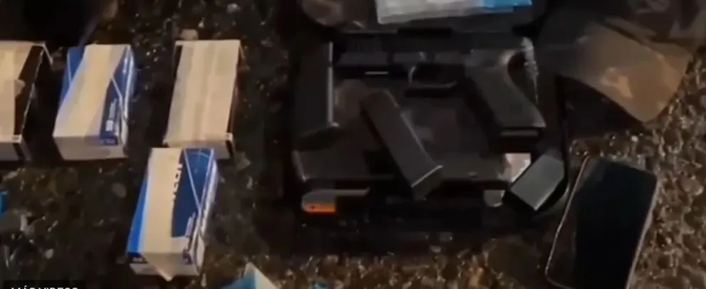 Una pistola Glock, cargadores, municiones y otros elementos fueron hallados en poder de los cinco detenidos, según informaron medios oficiales chilenos. Foto (gentileza).