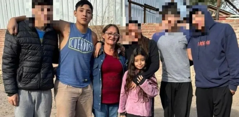 Johana despidió con todo el dolor del mundo a sus dos hijos, su hermana menor y su mamá. La tragedia que enlutó a la región. Foto: gentileza.