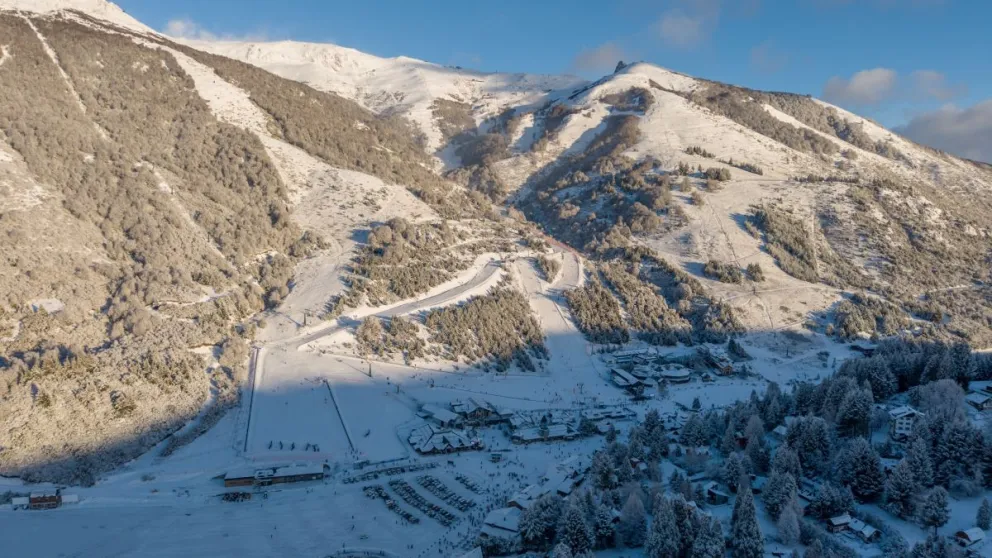 La montaña recibió el desfile por el Día del Montañés totalmente nevada 
