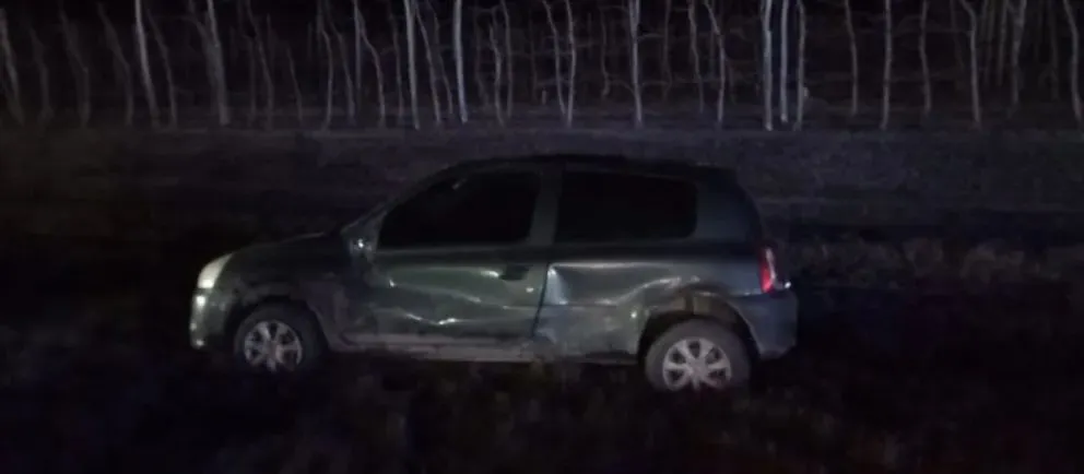 El vehículo quedó con daños visibles sobre la banquina de la Ruta 22, a la altura del barrio J. J. Gómez. El conductor fue trasladado al hospital. Foto (gentileza lector)