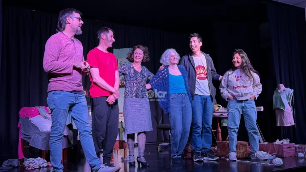 Claudio Granados (director), Marcos Aguilera, Alicia Carreira Neto, Paola Frullani, Ulises Salazar y Mariela Martínez, durante el preestreno de la obra en junio. (Foto: Celeste Cerezuela)