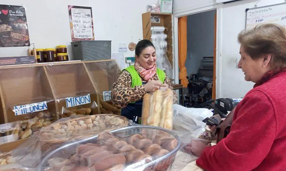 Como todas las mañanas, Florencia vendiéndole el pan a Ana María, una cliente fiel.