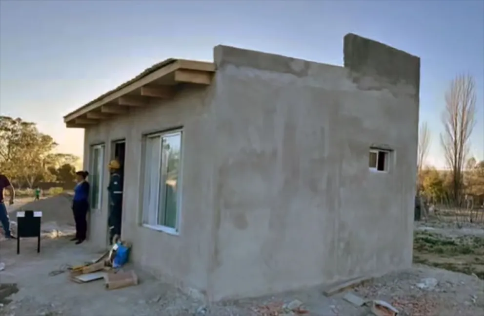 La casa de materiales beneficia a una mujer y su pequeño hijo que vivían en una situación de extrema vulnerabilidad. (Foto gentileza)