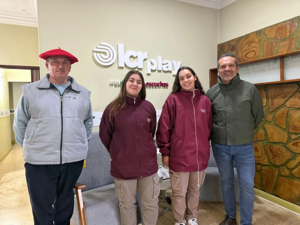Marcelo Molinaro (integrante de una de las peñas), Milagros Tassile y Julieta Arnau (alumnas de 5° año), junto a Pedro Durán (director de la Escuela Agraria). (Foto: LCR)