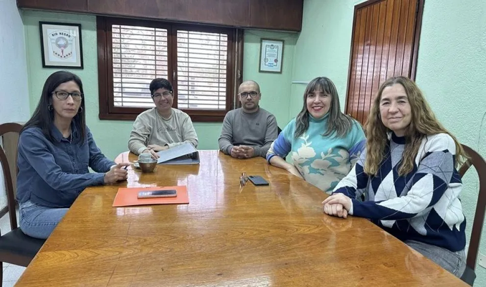 La intendente y la titular del Consejo Escolar de Villa Regina coordinaron acciones para las escuelas de Huergo. (Foto gentileza)