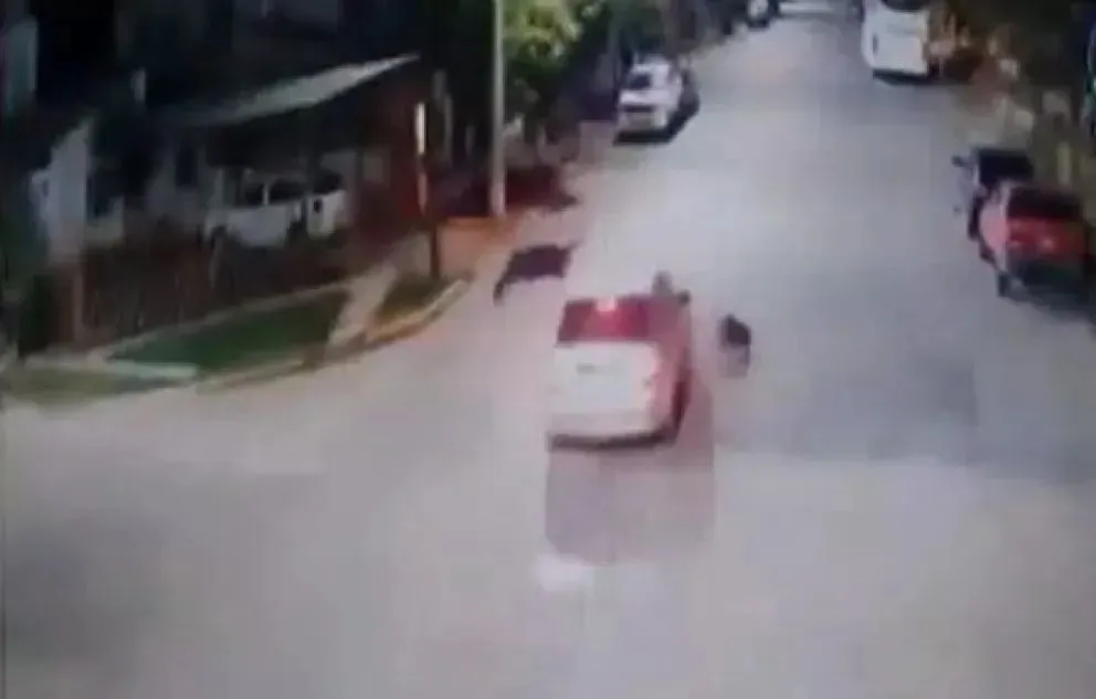 El momento del impacto: el auto blanco nunca se detuvo; la mujer quedó tirada en el piso hasta que una ambulancia la trasladó al hospital. La moto fue robada poco después. Foto: gentileza C7 Noticias.