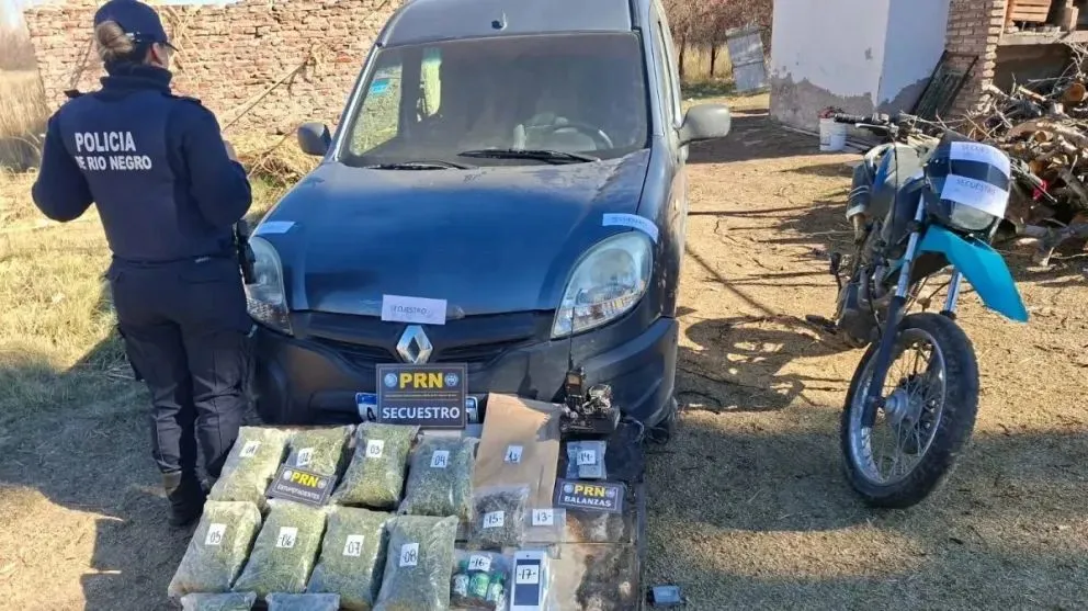 En el patio de la vivienda hallaron una camioneta Renault Kangoo (Imagen gentileza)