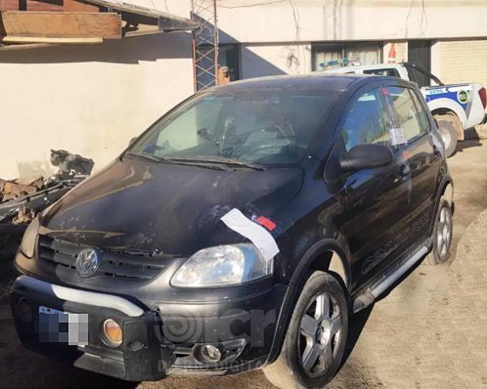 El auto fue encontrado por la policía en horas cercanas a la medianoche del domingo sobre la colectora norte. 