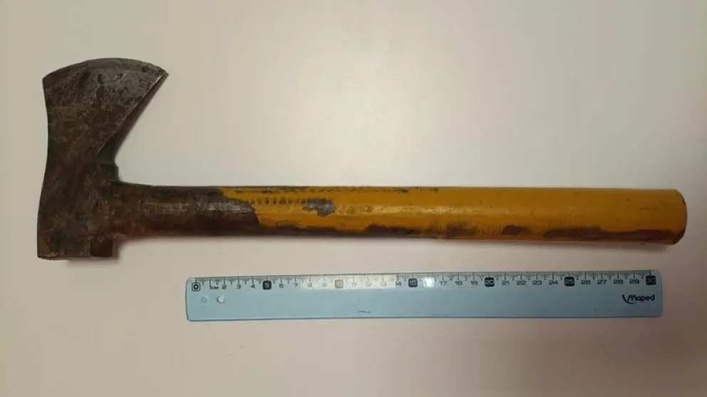 En un intento por evitar la intervención, comenzó a arrojar piedras contra el personal y el patrullero. (imagen gentileza)