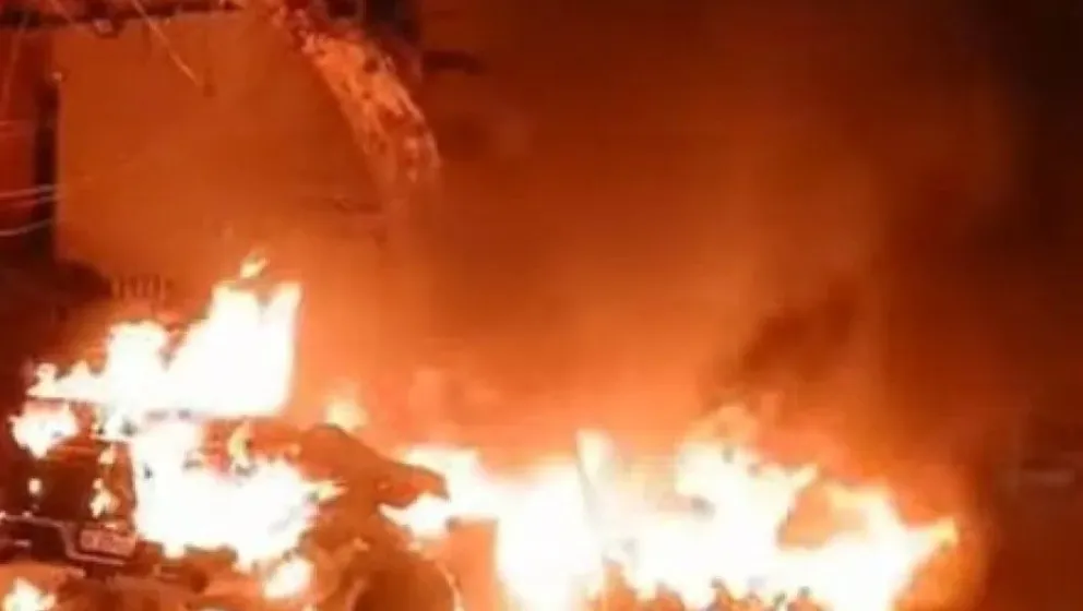 El vehículo terminó destruido, pero a pesar de las llamas no hubo heridos.