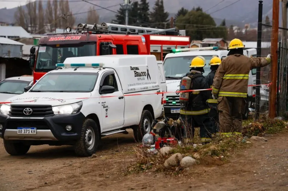 Momento en que retiraban a las víctimas. Fotos de Eugenia Neme.
