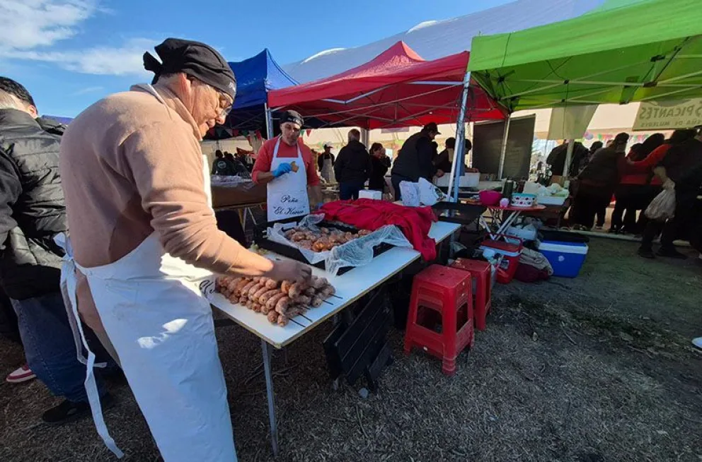 Los 1.500 kilos de chorizos caseros se vendieron todos en la octava edición de la fiesta. (Foto LCR)