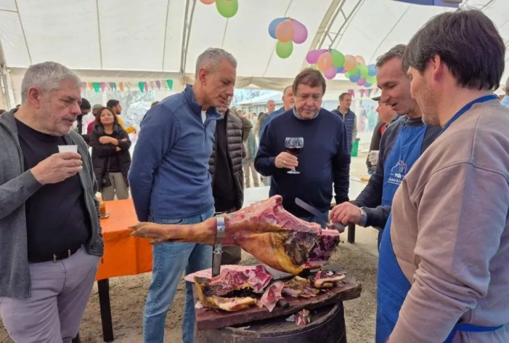 Entre las actividades de ayer hubo una visita a la Fiesta Provincial del Chorizo Casero (Foto Gobierno RN).