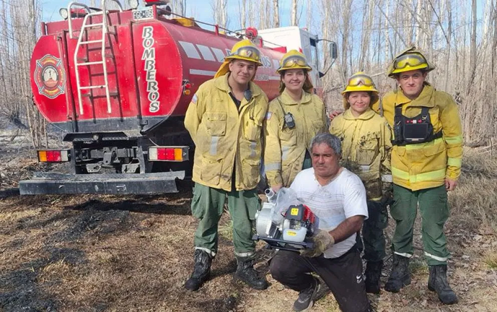 Tras la intervención de bomberos, el vecinos de Regina donó un equipo para el cuartel local. (Foto gentileza)