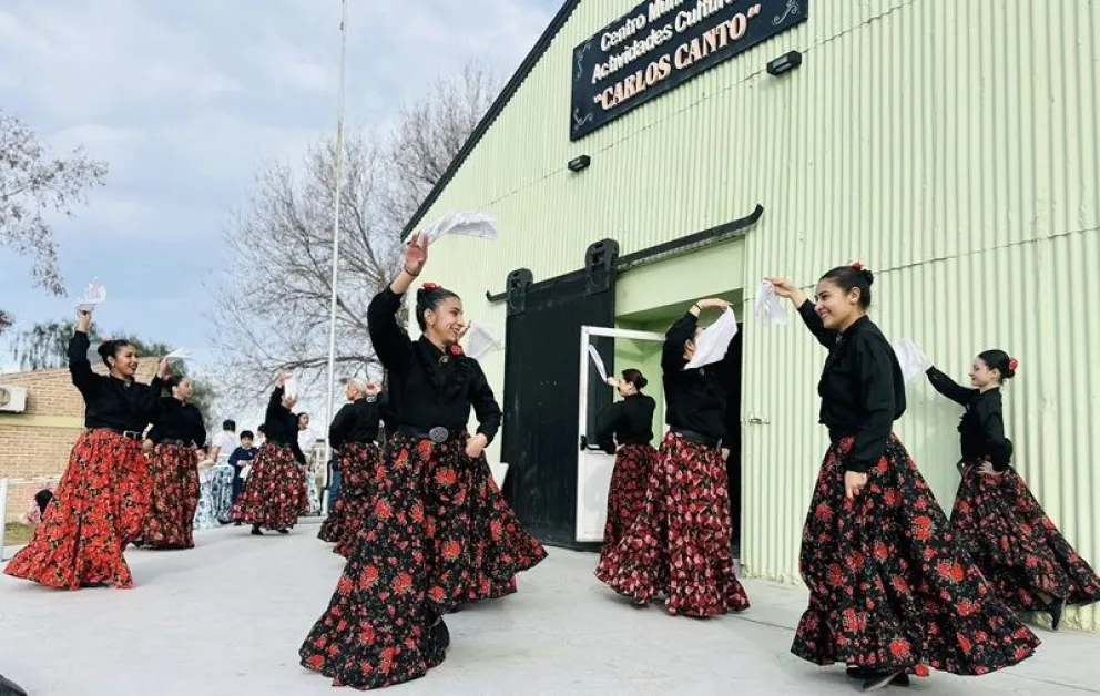 Agrupaciones de danzas y otras disciplinas se sumaron al festejo del aniversario de la biblioteca popular de Huergo. (Foto gentileza)
