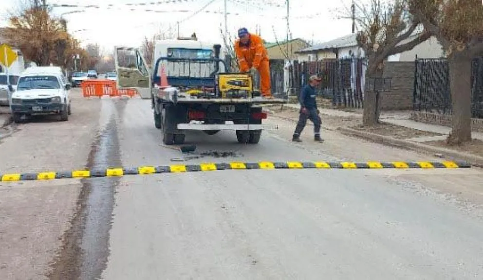 Pinta de sendas peatonales y colocación de los decrementadores, fueron parte de los trabajos realizados (Foto Municipio VR). 