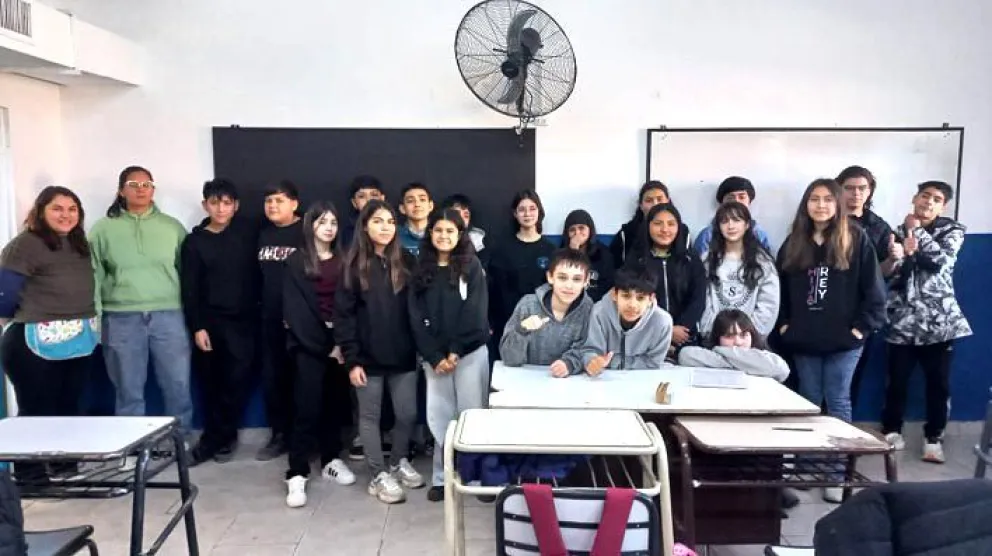 En tres días 25 chicos de primer año del turno mañana arreglaron y pintaron su aula. 