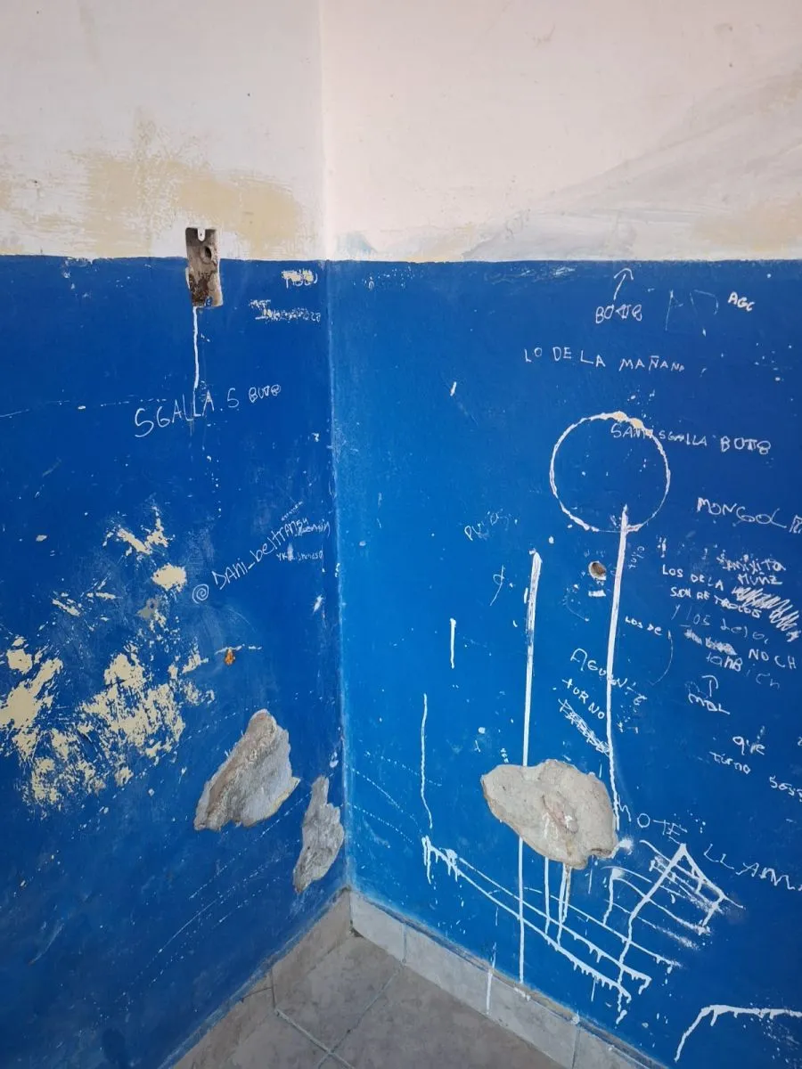 El aula pas&oacute; por todo un proceso: lijado, reparaciones y pintura fresca.