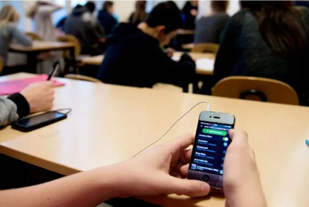 El proyecto ya ingresó a la legislatura para su análisis en la búsqueda de limitar el uso de celulares en las escuelas. (Foto archivo)