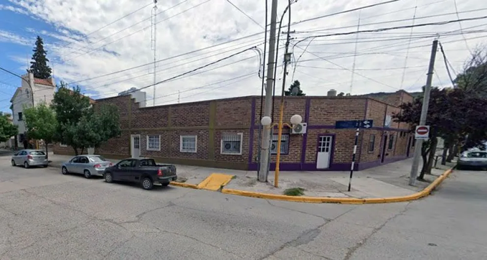 Con la nueva ordenanza el estacionamiento exclusivo para la policía llega hasta la intersección con la calle Bonoli. (Foto archivo)