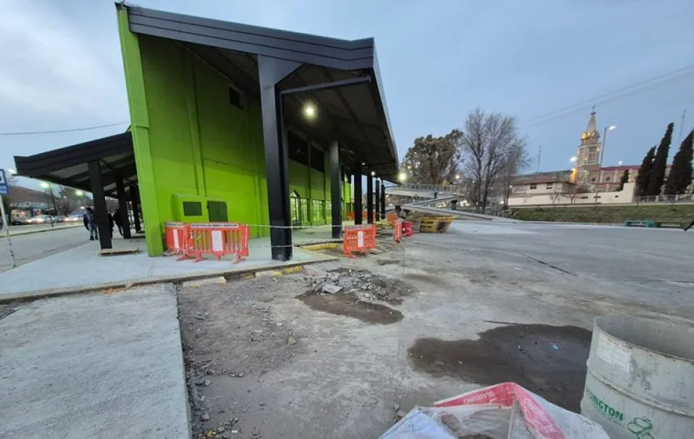 Continúan las obras de mejoras en la terminal de ómnibus de Regina. (Foto LCR)