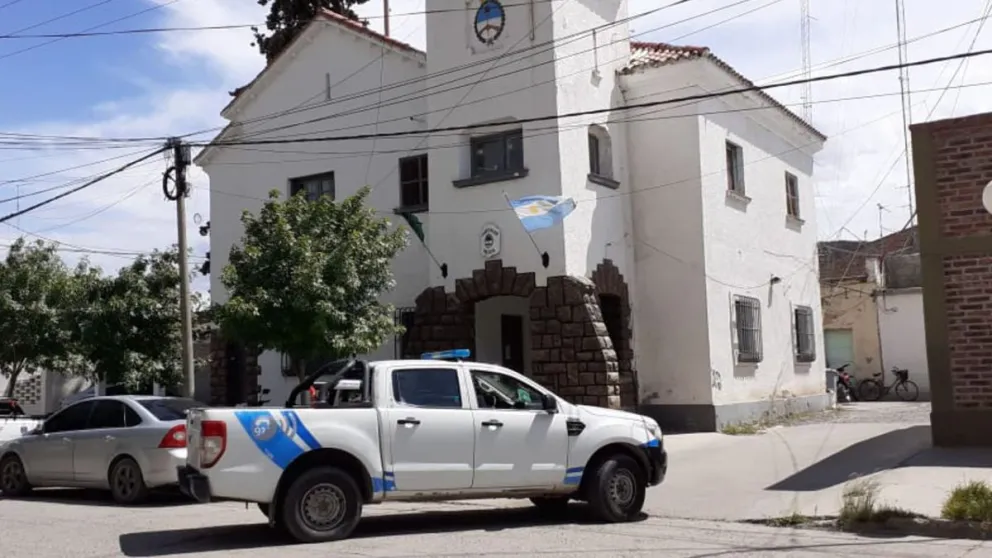  Pese a la agresión, la mujer logró acelerar y escapar, frustrando así el robo (Foto archivo LCR).