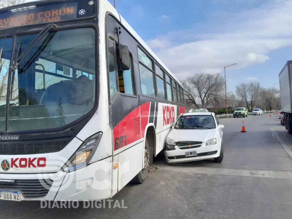 Tanto el taxi como el auto particular transitarían con dirección a Chichinales. En el mismo sentido circulaba el Koko.