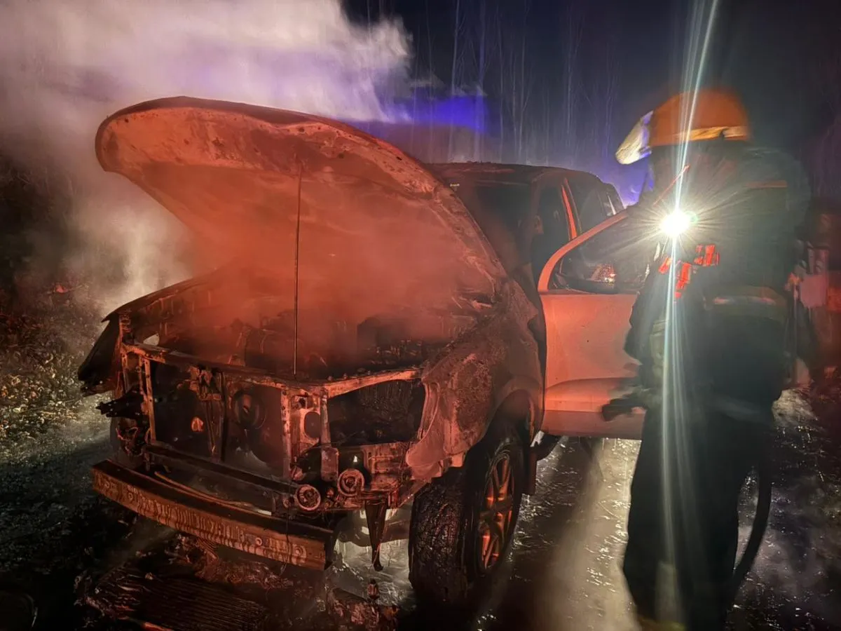 El incendio de la Ford Ranger se debi&oacute; a una falla mec&aacute;nica (Foto Bomberos VR).