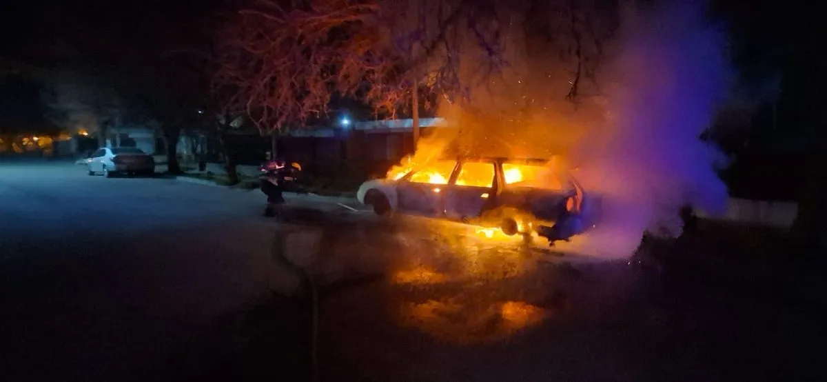 El Ford Mondeo fue incendiado minutos despu&eacute;s de las 4 (Foto Bomberos VR).