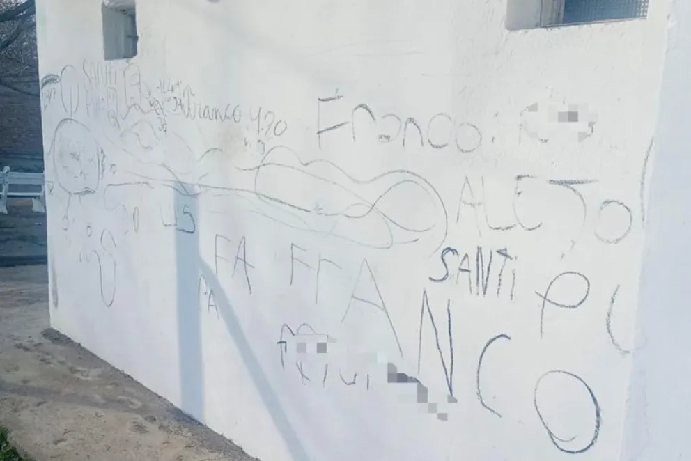 Los daños fueron detectados en el playón multideportivo del barrio Otto Krause. (Fotos gentileza)