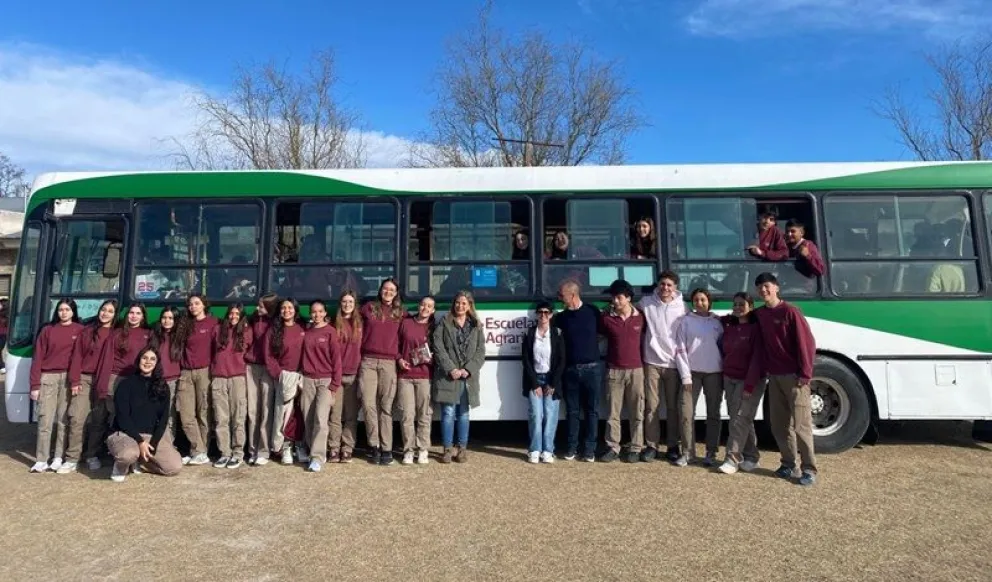 Esta semana la Escuela Agraria Alto Valle Este recibió la donación de un colectivo. (Fotos gentileza)