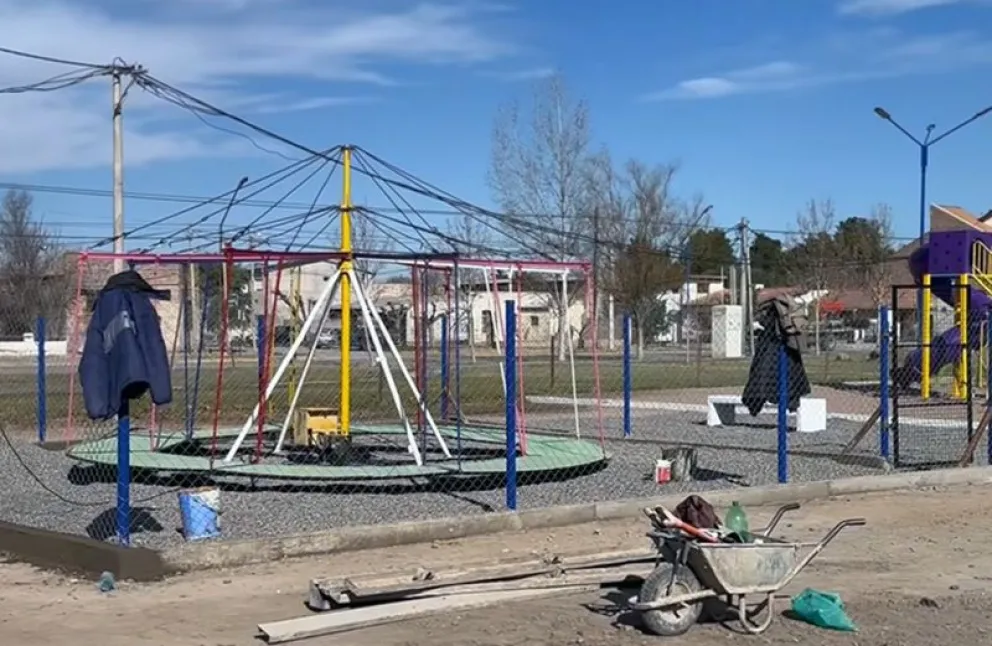 Desde hoy Huergo contará con una calesita para la diversión de los chicos. (Fotos gentileza)