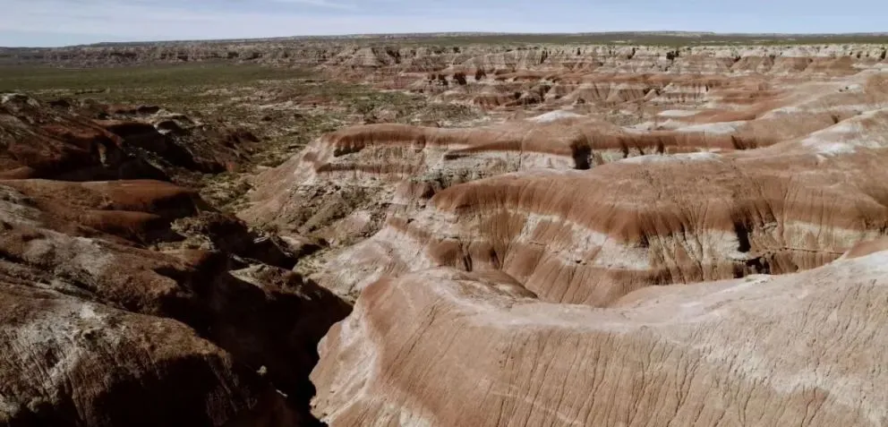 Las bardas de Paso Córdoba exponen estratos que registran millones de años de historia geológica de la Cuenca Neuquina, con huellas de dinosaurios. Foto (archivo).