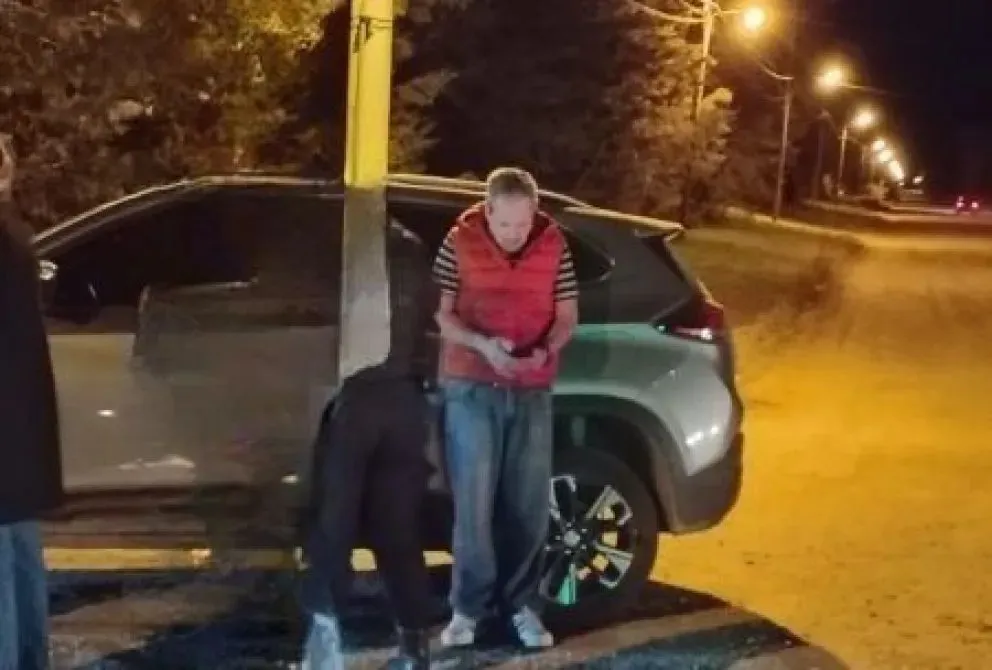 Oscar De Piano, identificado por testigos, delante de la Chevrolet Tracker con la que protagonizó el choque en calle Viterbori casi Romagnoli. Foto (testigos del choque)