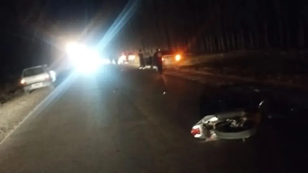 La moto quedó tirada sobre el asfalto de la calle Canale. Foto. ANRoca