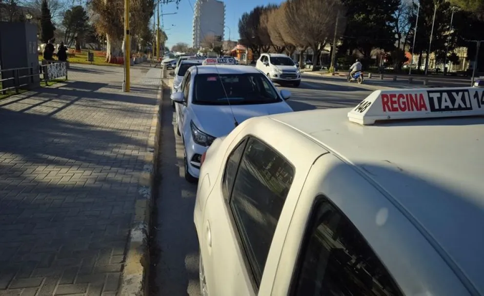 Los taxistas de Regina se movilizaron frente al Concejo Deliberante para expresar el rechazo a la autorización de aplicaciones. (Fotos LCR)