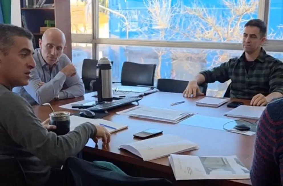 El intendente se reunió con el ministro de Obras Públicas de Río Negro por la gestión de obras para Chichinales. (Fotos gentileza)