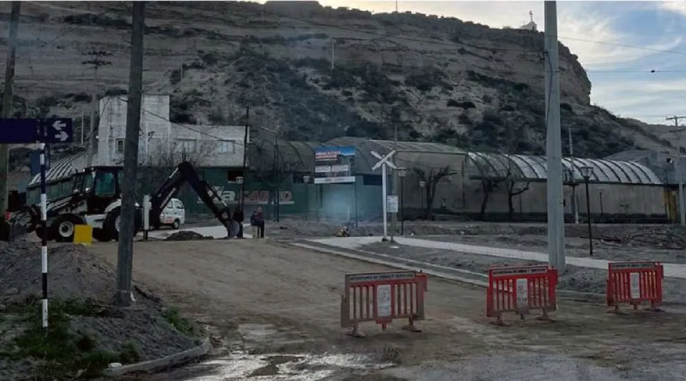 Por los trabajos en marcha se interrumpió la circulación en la calle 11 de Septiembre. (Foto gentileza)