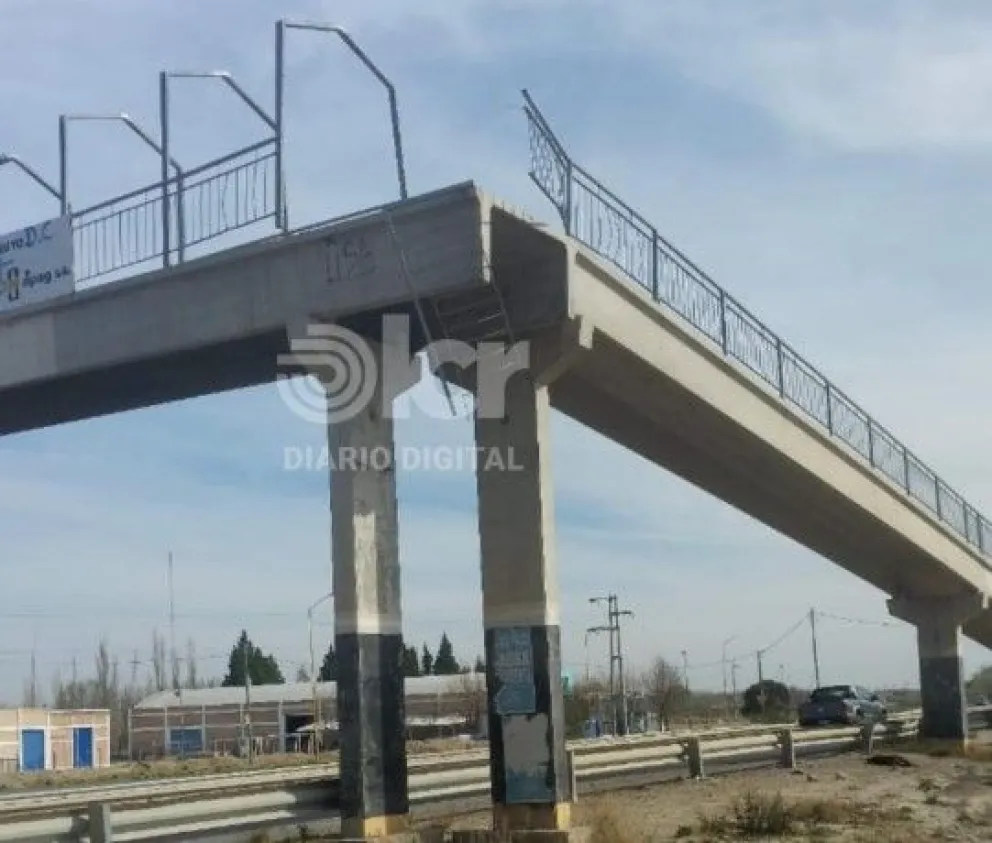 El hecho ocurrió minutos antes de las 15. En la moto iban dos jóvenes de 20 años (Foto Policía RN).