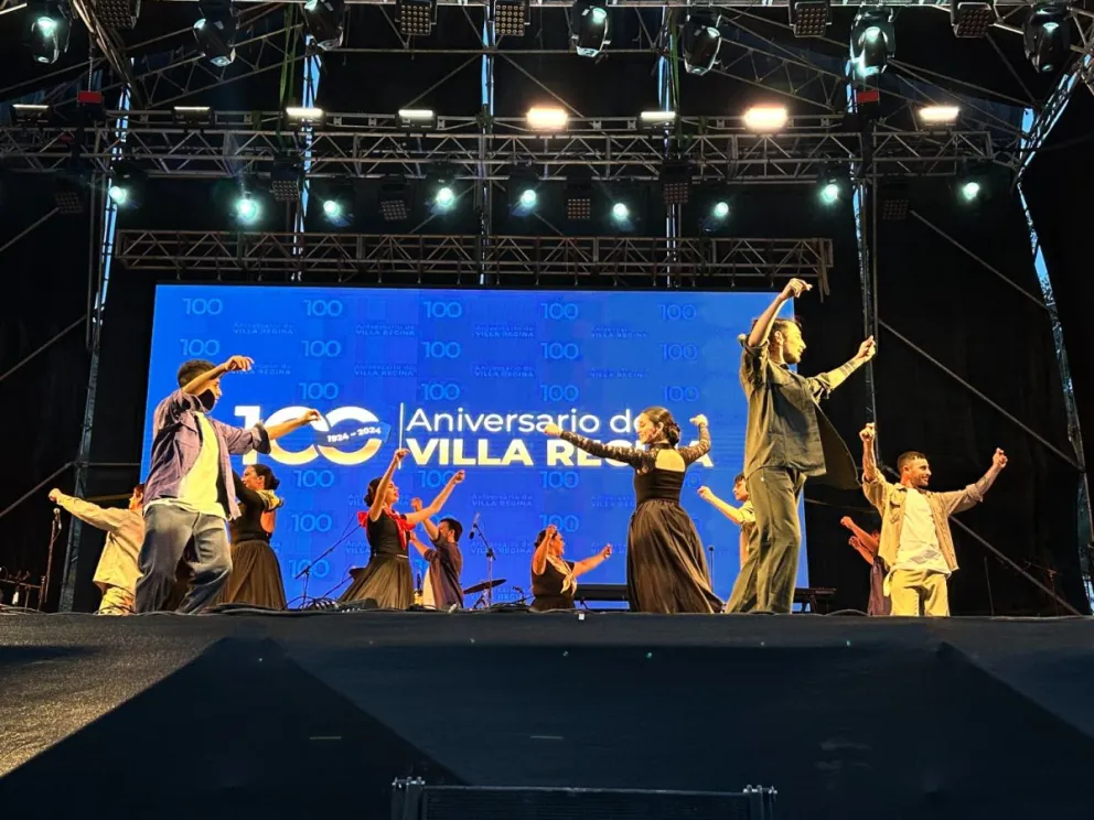 Los espectáculos por el centenario se hicieron en un escenario montado en el estacionamiento del Cono Randazzo (Foto archivo LCR).