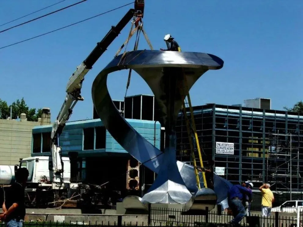 La escultura fue emplazada en la rotonda de Avenida Roca y el Paseo del Canalito, una zona estrat&eacute;gica en el centro de la ciudad. Foto gentileza.