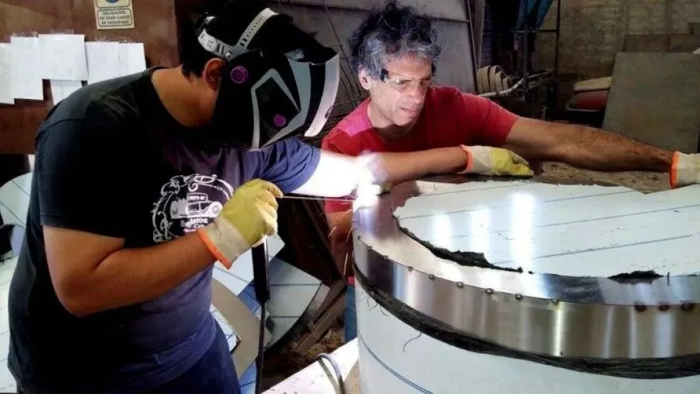 En el taller metal&uacute;rgico de Villa Regina, las piezas de acero inoxidable comenzaron a tomar forma en 2005. Fotos gentileza.