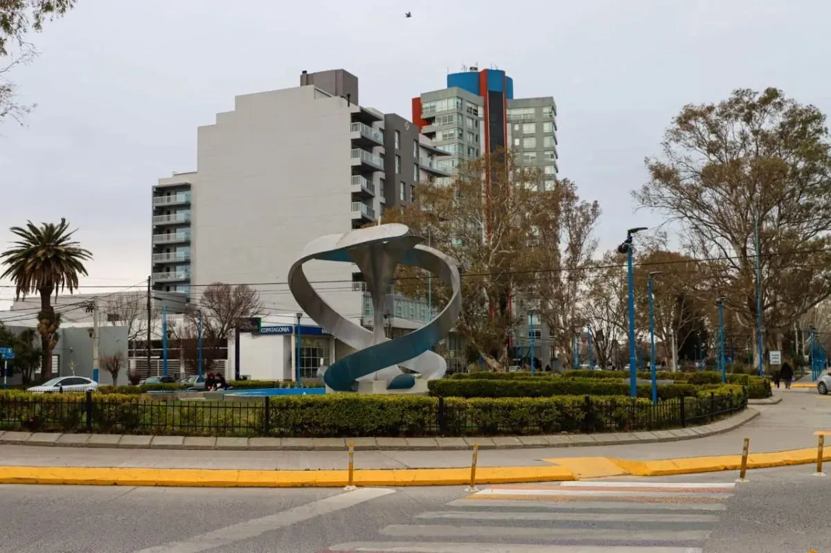 El Monumento a la Manzana, con su fuente y luminarias, sigue siendo un emblema vigente en pleno centro de Roca. Foto Tania Domenicucci-ANR