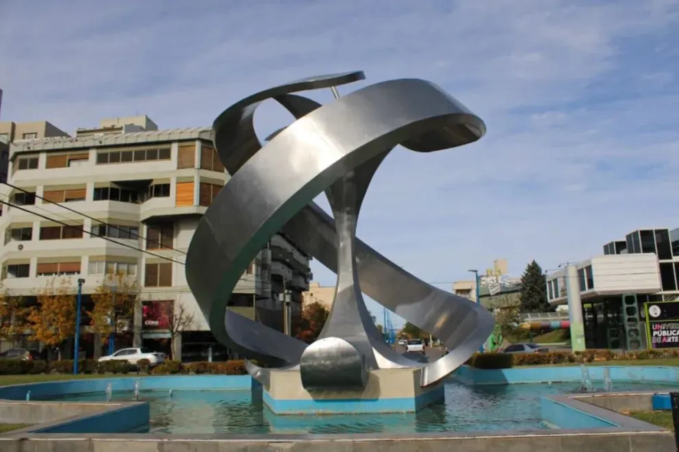 La escultura de acero inoxidable, acompa&ntilde;ada por su fuente y chorros de agua, refleja la historia y el crecimiento del Alto Valle del r&iacute;o Negro. Foto Tania Domenicucci-ANR