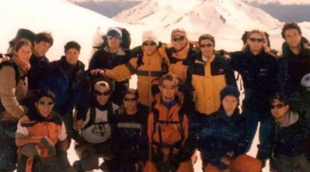 Cada uno de los jóvenes tiene una placa con su nombre en el patio del Recuerdo. (Foto: El Cordillerano)