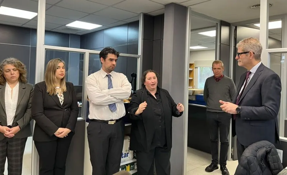 El juez Barotto (derecha), estuvo presente en la apertura de la nueva oficina de tramitación. (Fotos gentileza)